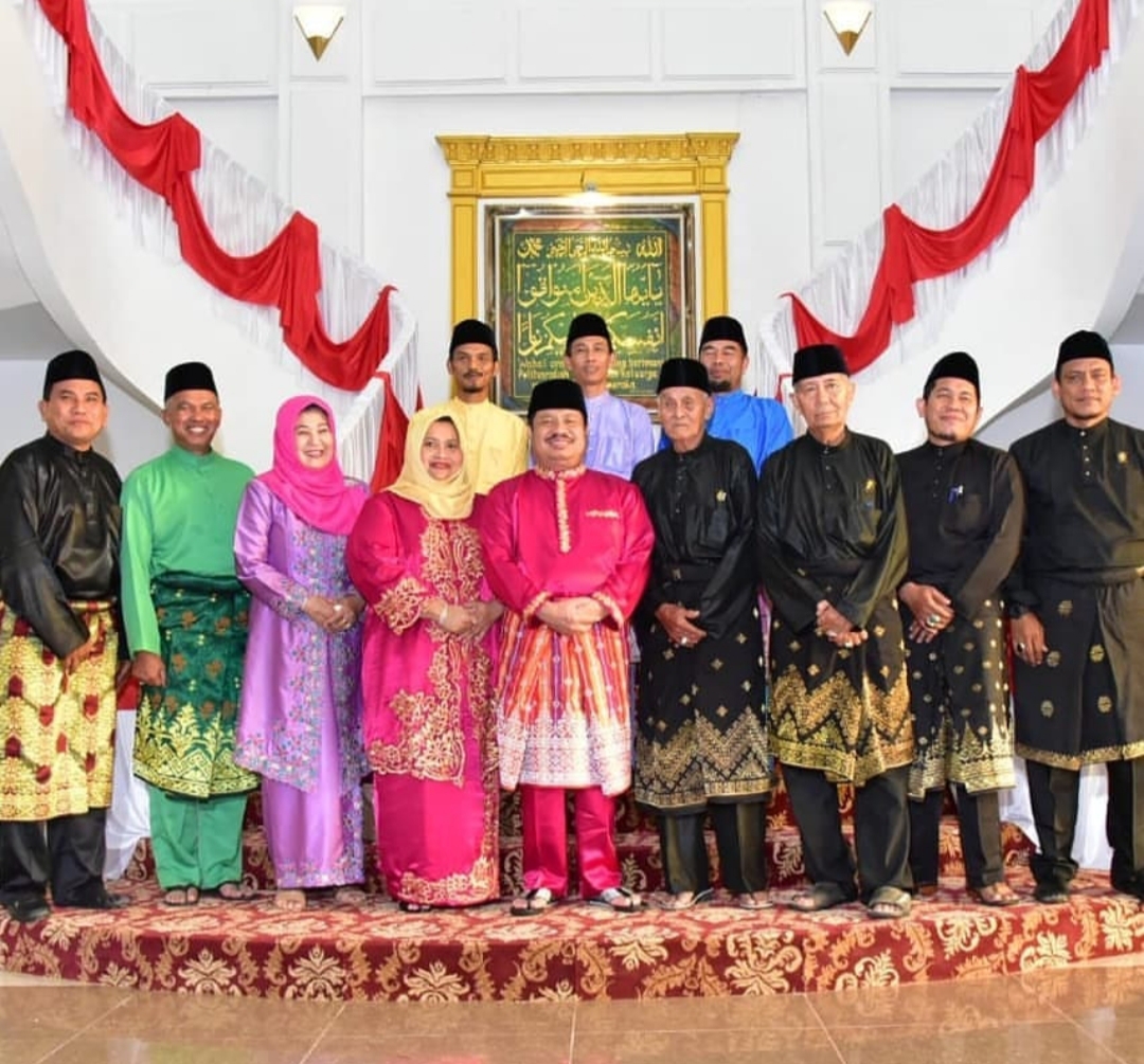 Senin Bupati Amril Mukminin beserta Istri Terima Gelar Adat dari LAMR Bengkalis