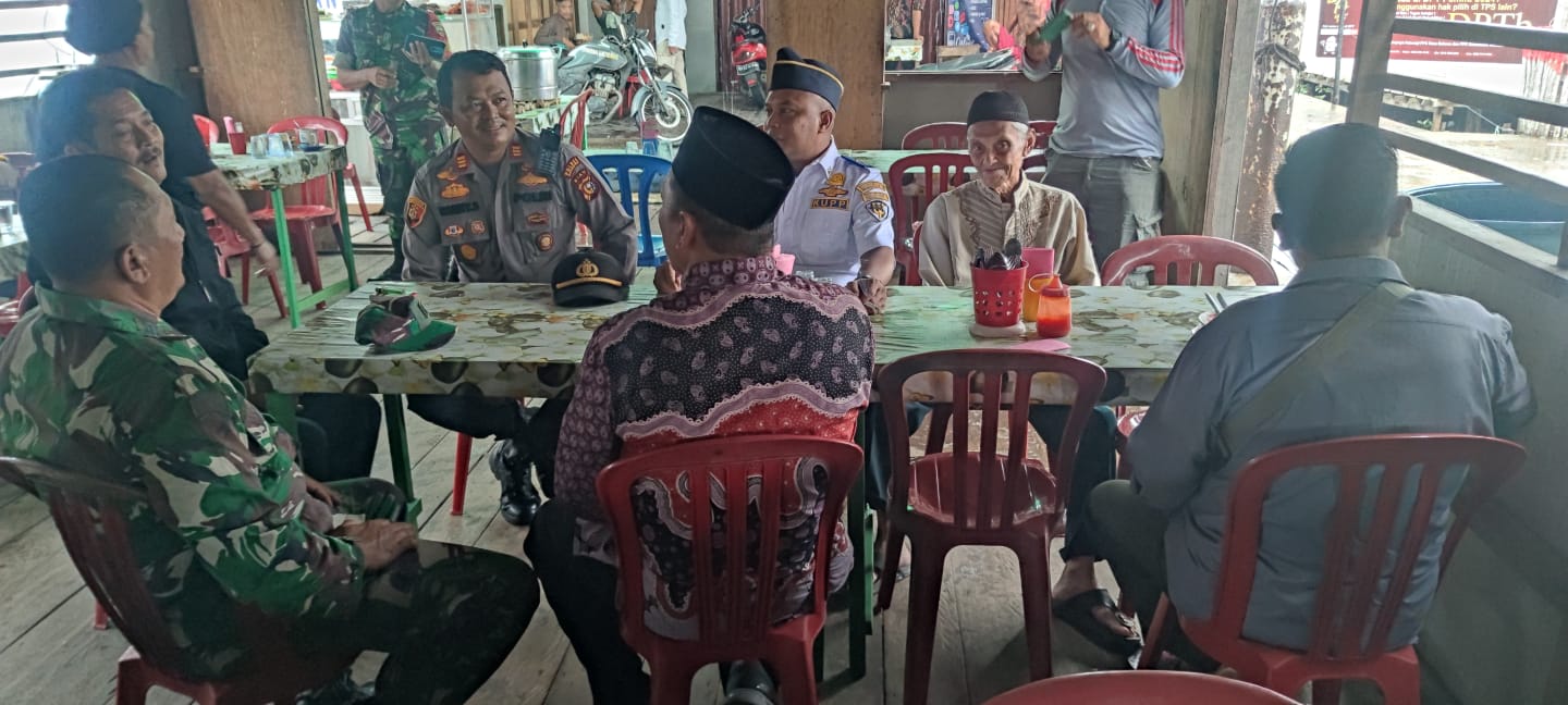 Kapolsek Mandah dengan Pejabat dan Tokoh Masyarakat Bahas Pemilu 2024 di Desa Belaras Inhil