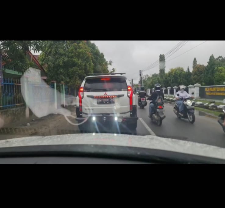 Norak, Pajero Sport Ini Bikin Emosi Warga Pekanbaru, Sekali Ngerem Bikin Mata Pedih