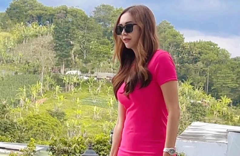 Aura Kasih Unggah Foto Pakai Dress Pink di Hari Ulang Tahun, Tentengannya Bikin Netizen Salfok