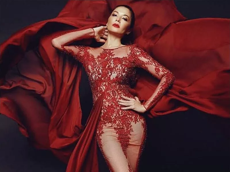 Lihat Gaya Tamara Bleszynski dengan 'Gaun Api', Tetap Membara di Usia 45 Tahun