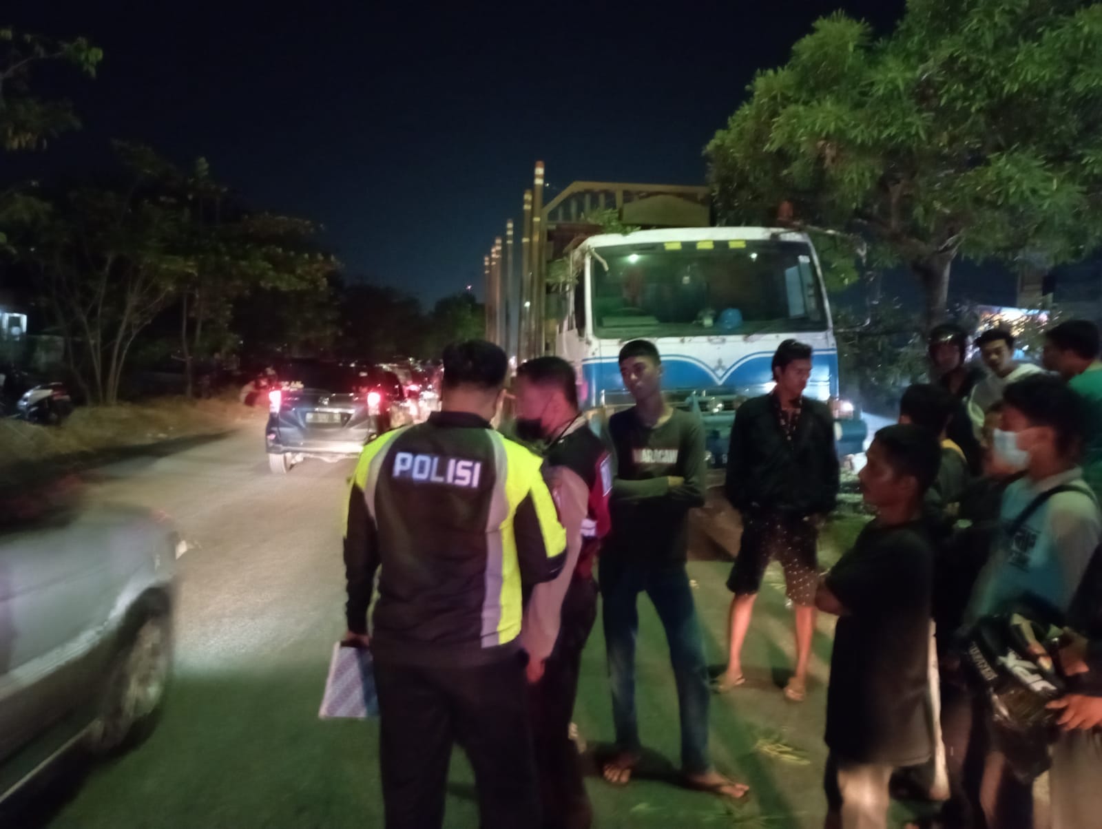Masuk ke Jalur Lawan, Truk Balak Hantam Mobilio