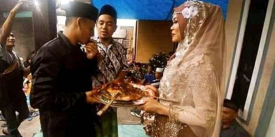 Menolak Diberi Maskawin Emas, Mempelai Wanita Ini Cuma Minta Ayam Panggang Sebagai Maskawin