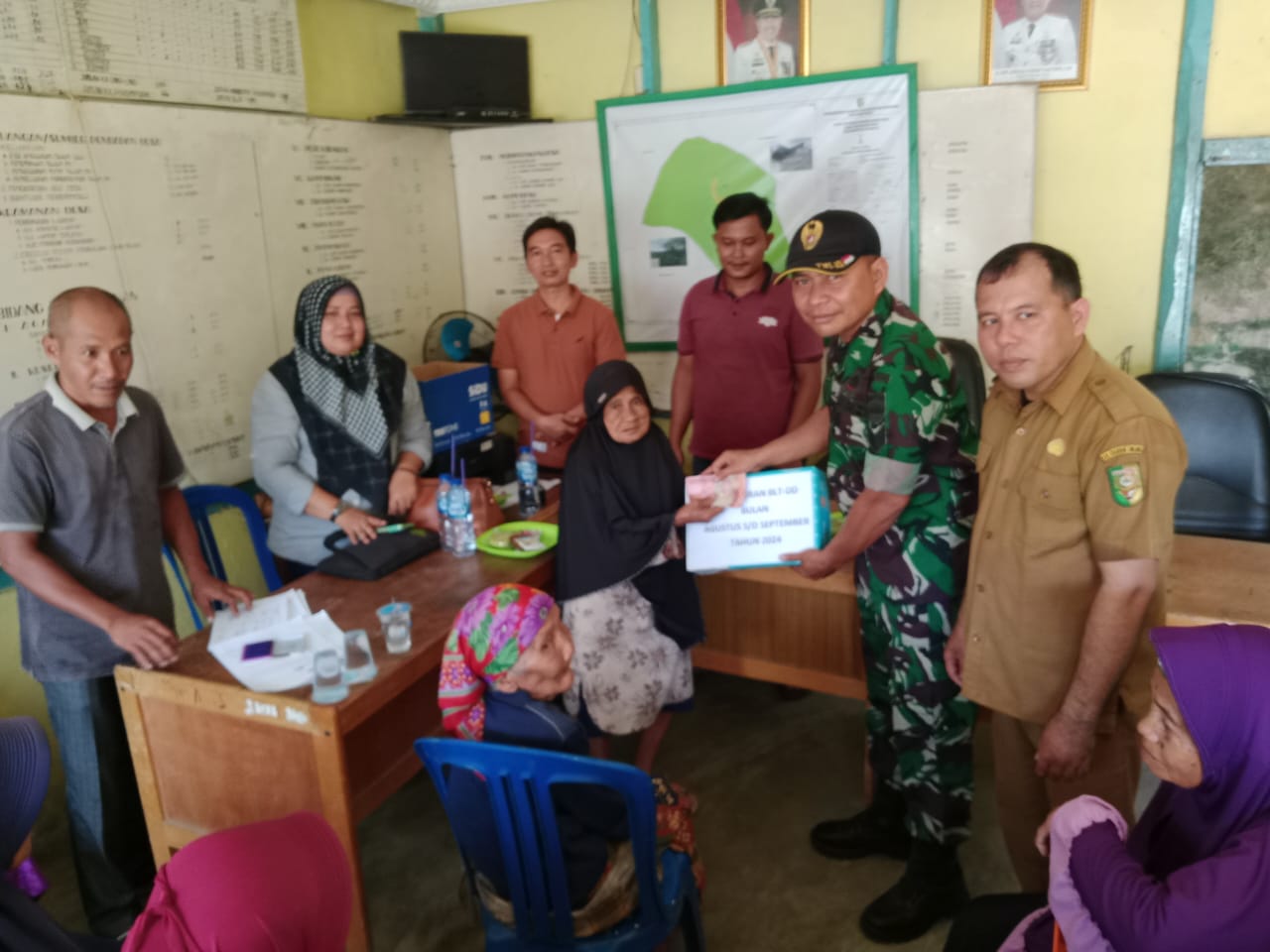 Babinsa Koramil 06 Cerenti Kawal Penyaluran BLT Dana Desa 2024 di Desa Sigaruntang