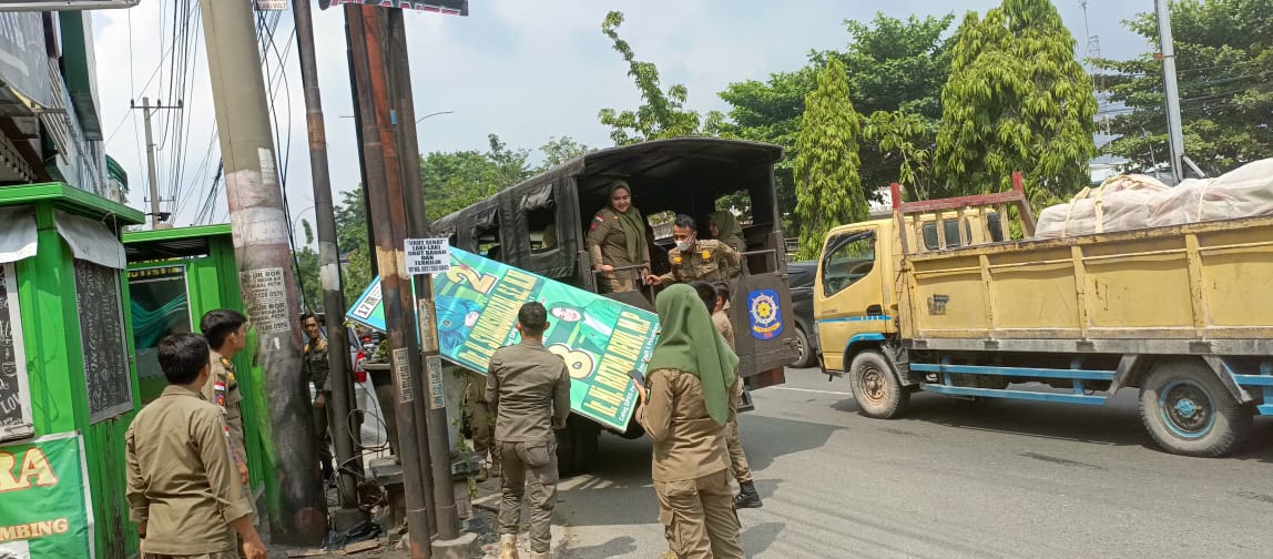 Baliho Caleg Dipaku Ke Pohon Ditertibkan Satpol PP