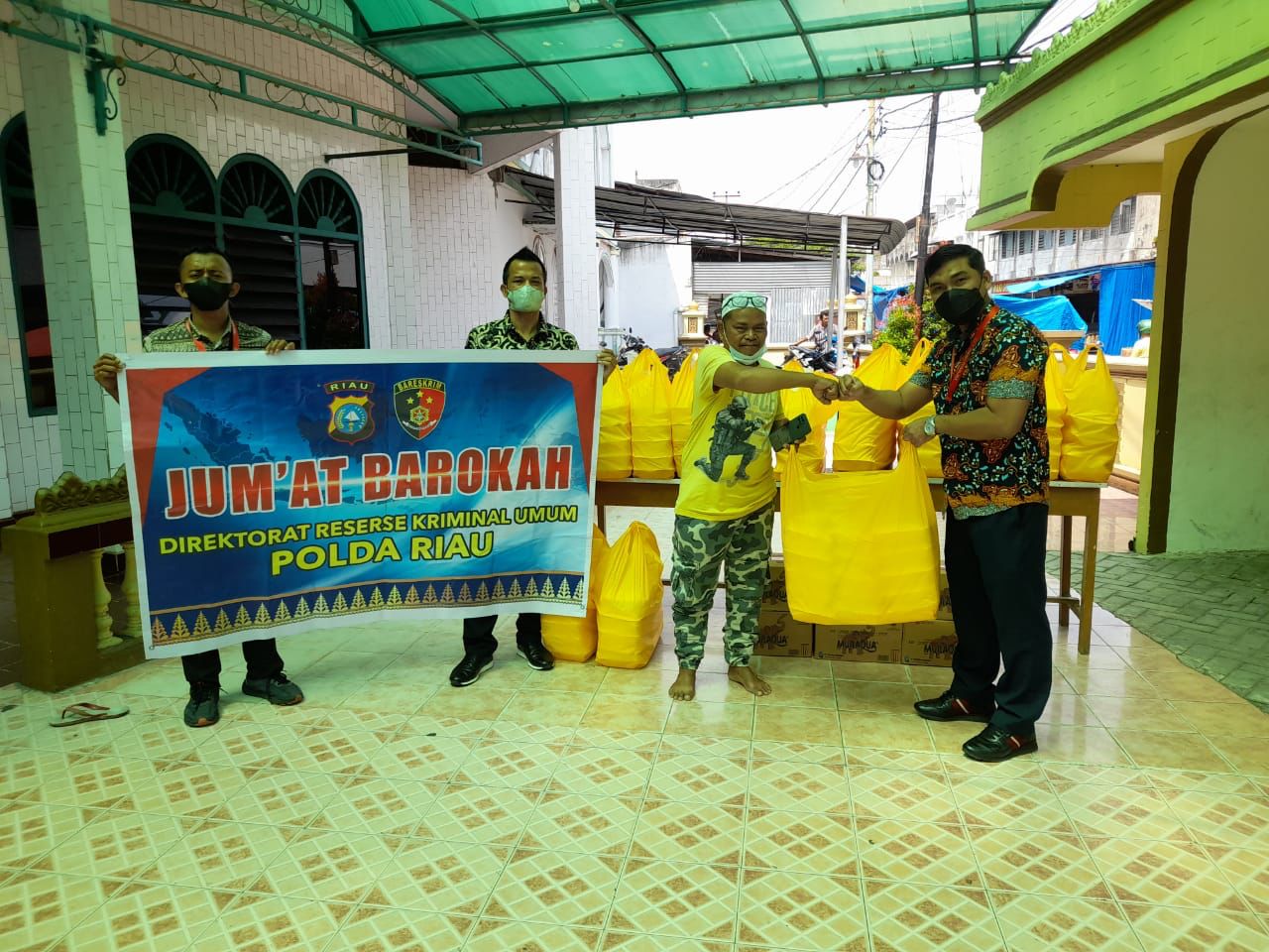 Wujud Syukur, Ditreskrimum Polda Riau Salurkan Paket Makanan dan Sembako di Tiga Lokasi