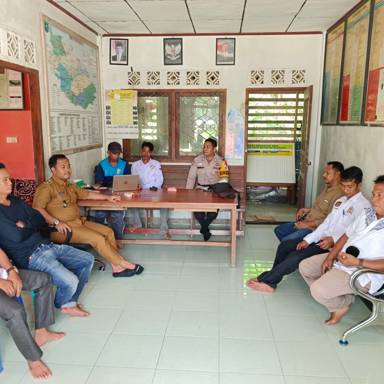 Polsek Pelangiran Sampaikan Cooling System Pemilu 2024 ke Kantor Desa Teluk Bunian