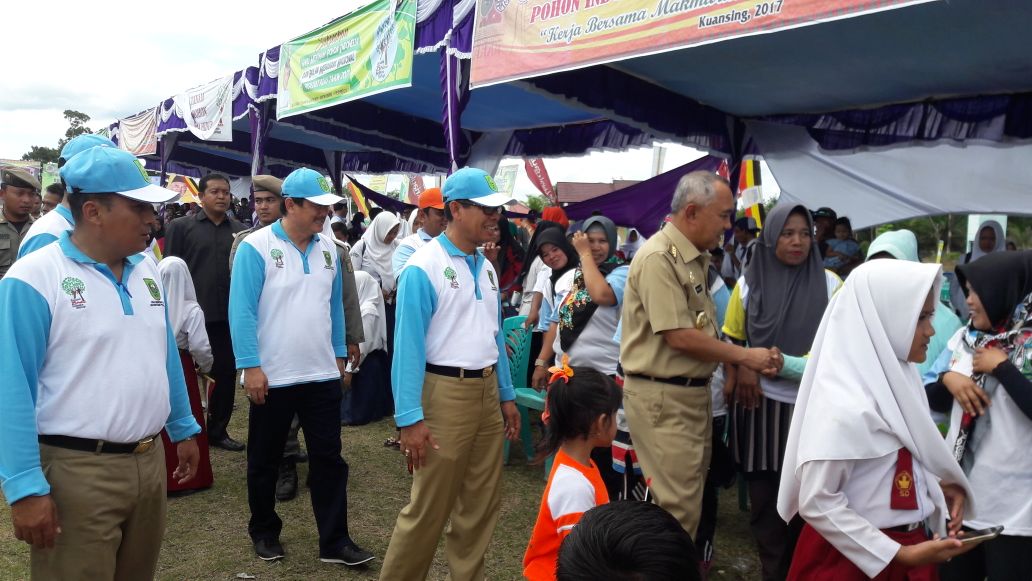 Demi Mengurangi Pemanasan Global, Gubri Bersama Bupati Tanam Ribuan Pohon di Kuansing