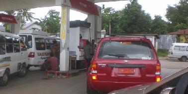 Mobil Dinas Pemko Pekanbaru Juga Antri Dapatkan Solar