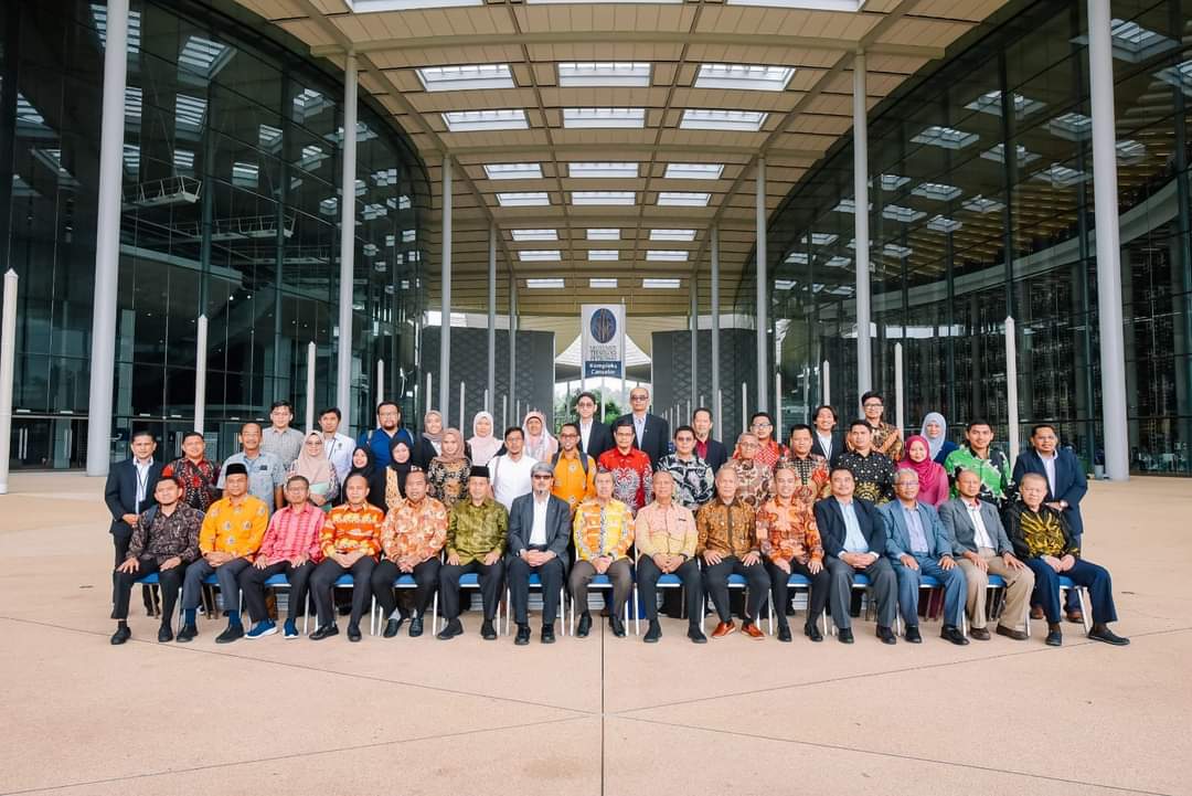 Disaksikan Gubernur Riau, UIR Teken MoU dengan UTP Malaysia