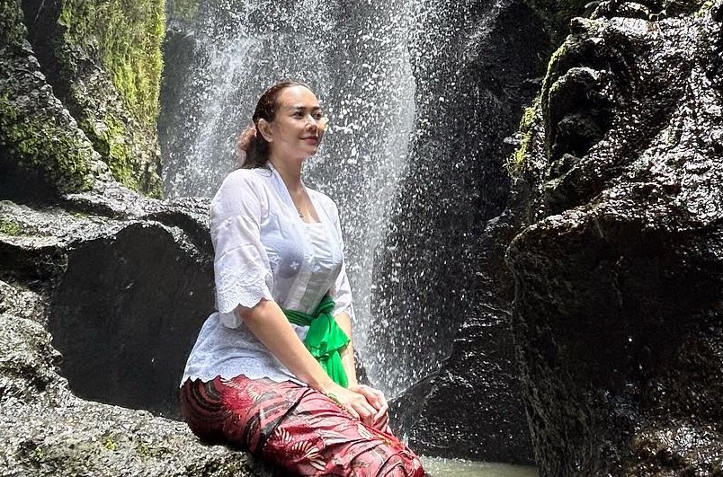 Potret Aura Kasih Jalani Ritual di Bali, Pakai Kebaya Putih