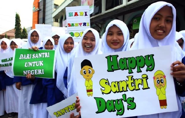 Pemuda penyuka sesama jenis menyamar jadi santriwati