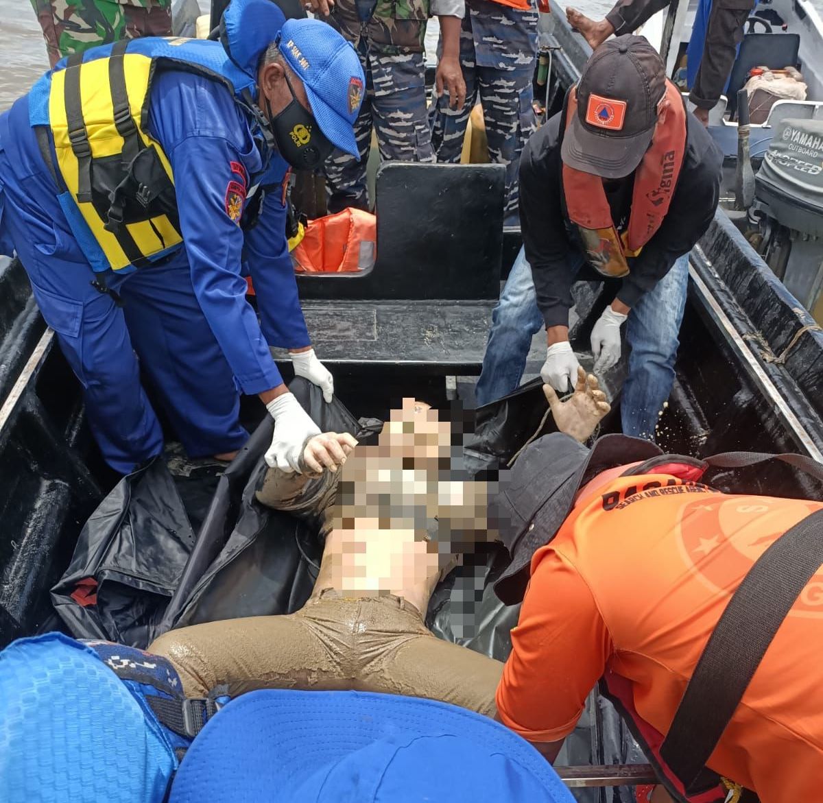 Basarnas Kembali Temukan Satu Korban Kapal Pengangkut Arang Bakau Yang Terbakar di Meranti