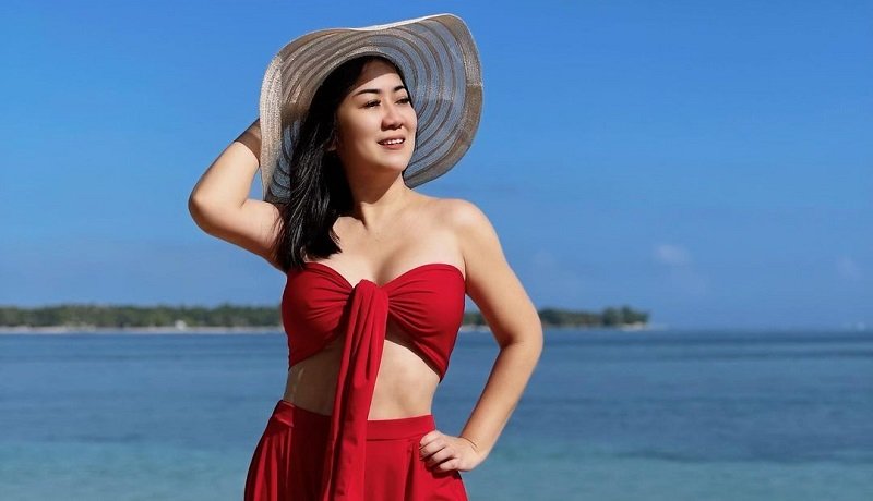 Tante Ernie Berpose, Netizen: Kece Parah