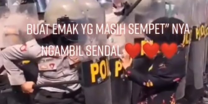 Gawat! Emak-Emak Ini Ambil Sandal di Tengah Kerumunan Polisi, Tak Ada Takut-takutnya