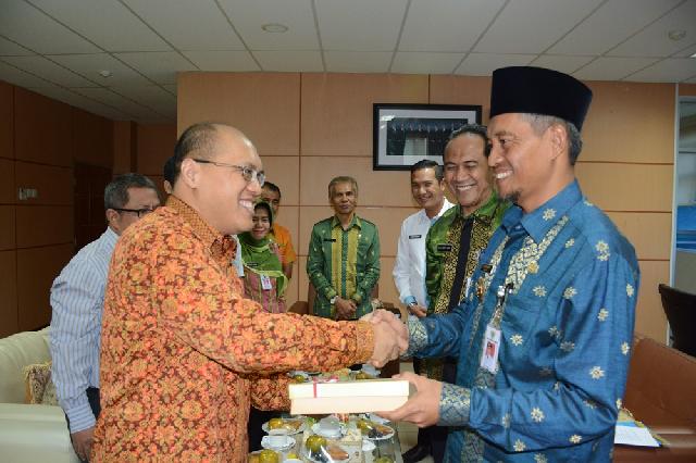 Wakil Walikota Pekanbaru Serahkan LKPD Tahun 2015 ke BPK RI