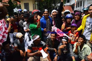 Pedagang Pasar Jongkok Panam Serbu Kantor Pemko Pekanbaru