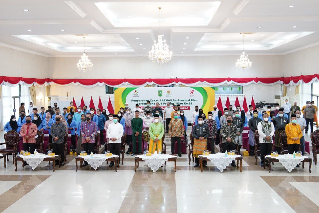 Hari Jadi ke-65 Riau, Baznas Salurkan Beasiswa dan Bantuan Konsumtif Dhuafa Miliaran Rupiah