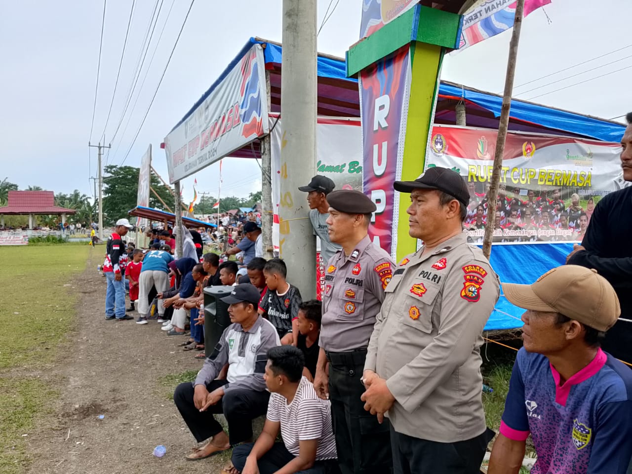 Polsek Rupat Jaga Kamtibmas dalam Turnamen Sepak Bola Antar Desa di Sungai Injab