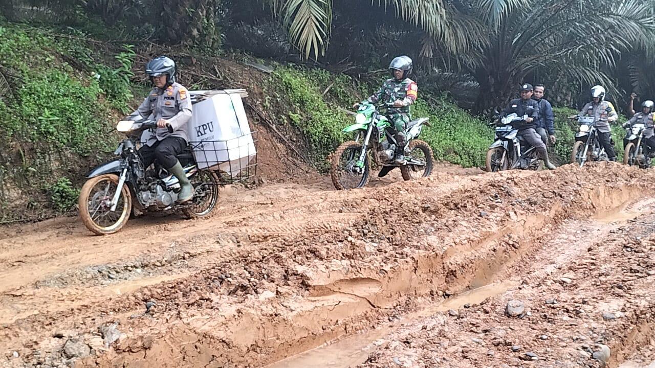 Polisi Kawal Logistik Pemilu di Kumain Lewati Jalan Licin dan Berlumpur