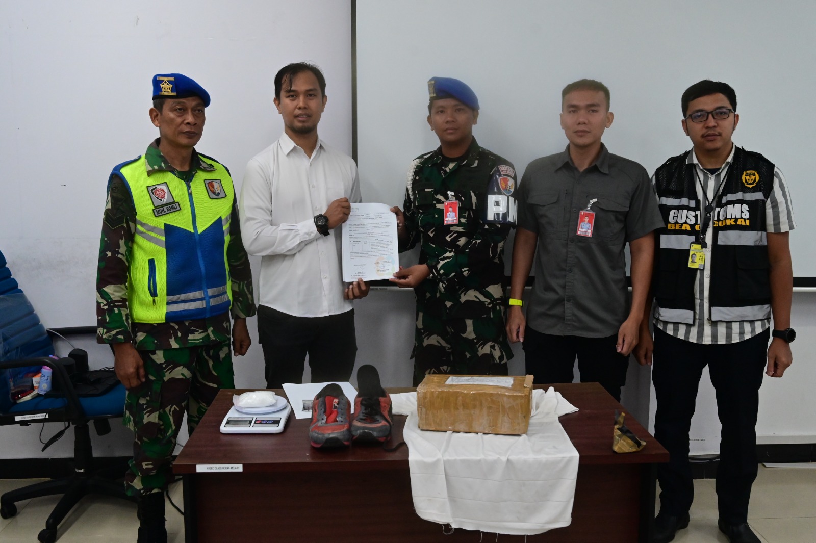 Disembunyikan dalam Sepatu, Lanud RSN Gagalkan Penyelundupan Sabu Lewat Kargo Bandara SSK II