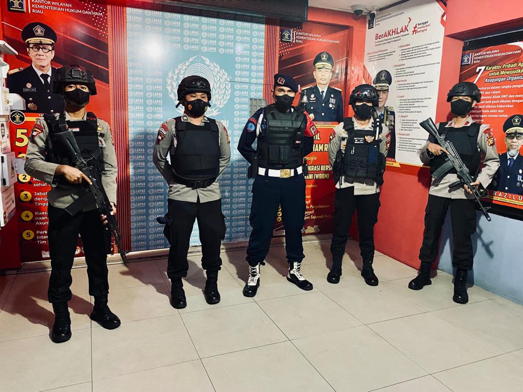 Sinergi Brimob Polda Riau dan Lapas Kelas II A Pekanbaru Gelar Patroli Sambang