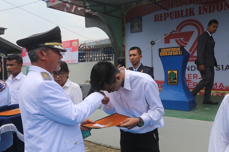 Sempena HUT RI Ke-72 Tahun 2017, Wakil Bupati Serahkan Remisi Bagi Warga Binaan Lapas Selatpanjang