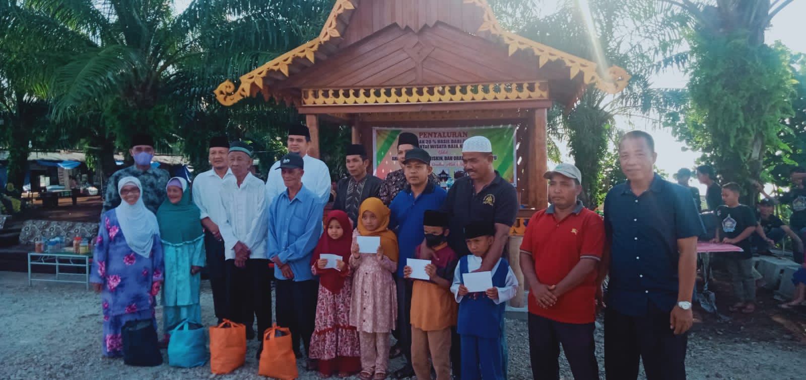 20 Persen Hasil Pendapatan Pantai Wisata Raja Kecik Bengkalis Diserahkan ke Anak Yatim 