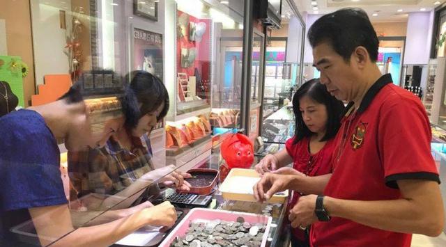 Demi Belikan Istri Hadiah, Suami Tabung Uang Koin Selama 2 Tahun