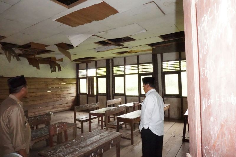 Bupati Inhil Tinjau Kondisi SDN 011 Desa Sungai Ambat yang Memprihatinkan