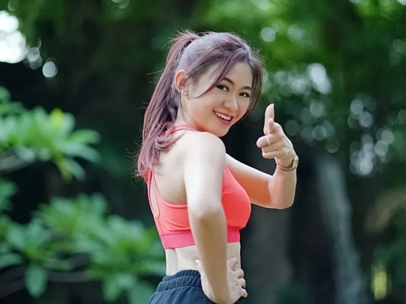 Empat Gaya Sporty Puspa Dewi, Nenek 53 Tahun yang Masih seperti Gadis