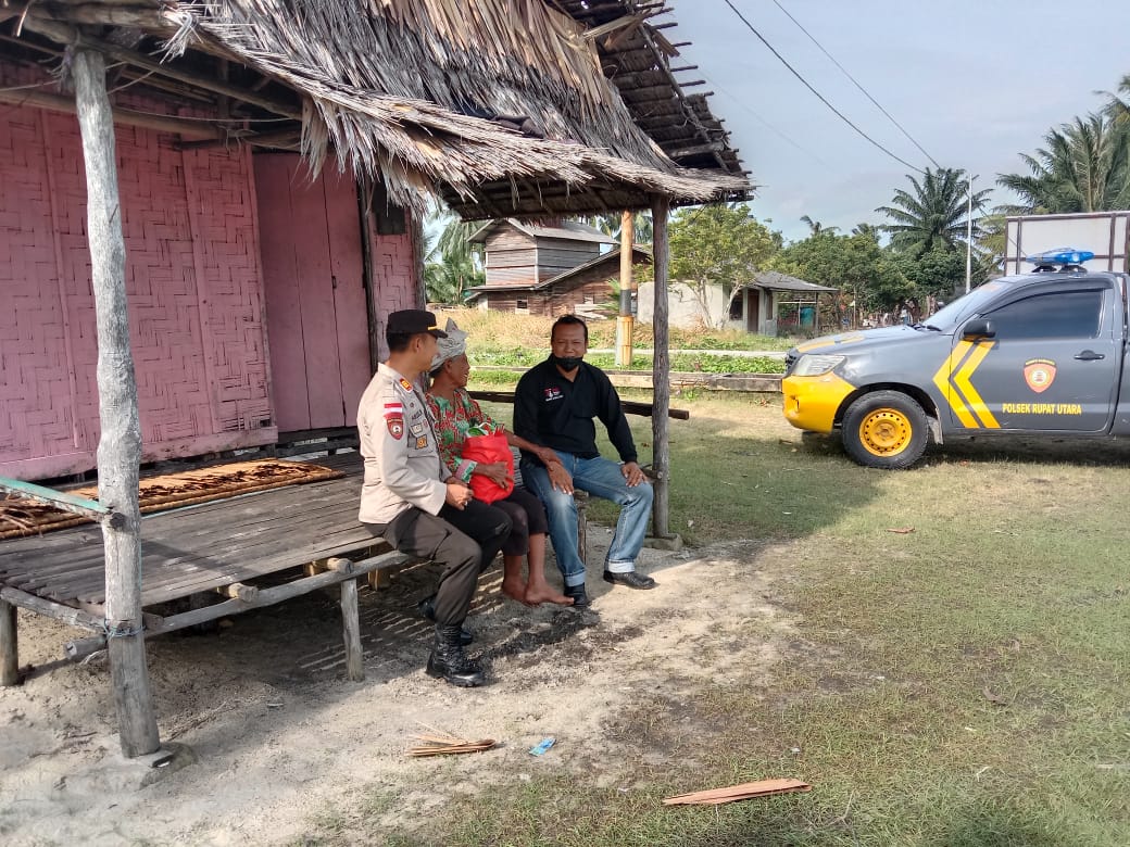 Polsek Rupat Utara Bagikan Paket Sembako Kepada Warga Teluk Rhu