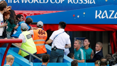 Dicaci Suporter, Mesut Oezil Disarankan Pensiun oleh Ayahnya