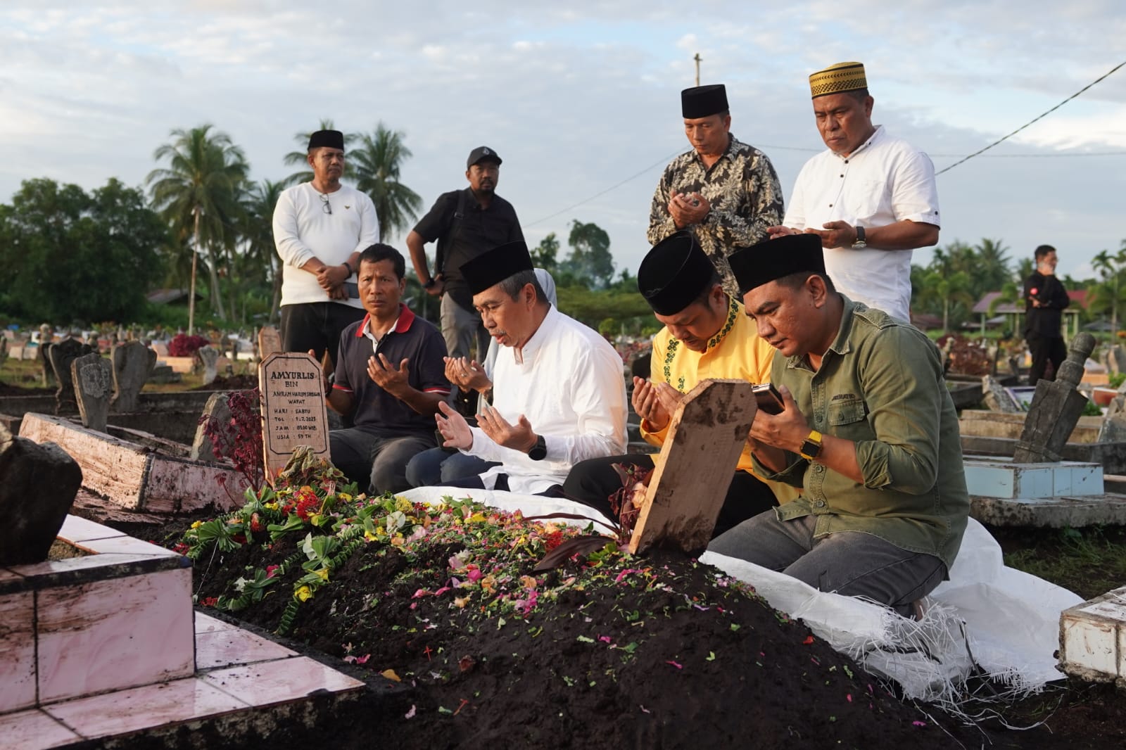 Tiba Selatpanjang, Gubri Syamsuar Langsung ke Kuburan Ucok