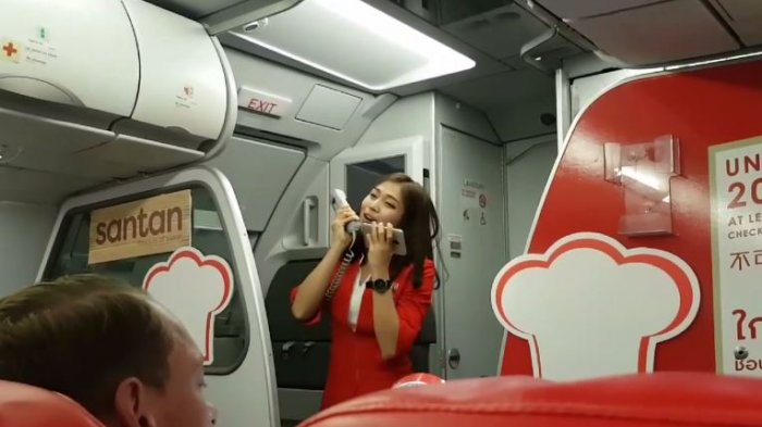 Viral ! Pesawat Delay, Pramugari ini Lakukan Hal yang Membuat Penumpang Luluh