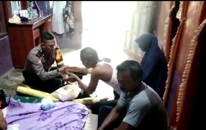 Polsek Mandau Berikan Bantuan Sosial Kepada Warga Desa Bathin Sobanga