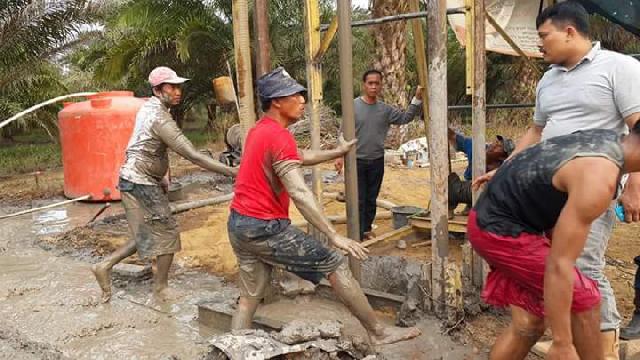 Atasi Kesulitan Air Bersih, Pemkab Rohil Bangun Sumur Bor di Sinaboi