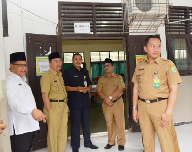 Bupati Tinjau UNBK di SMAN 1 dan MAN