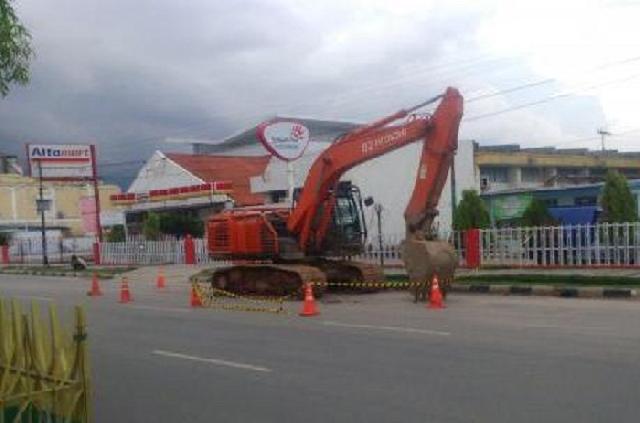 Proyek tak Dibayar Pemko, Rekanan Pajang Eskavator di Jalan Protokol