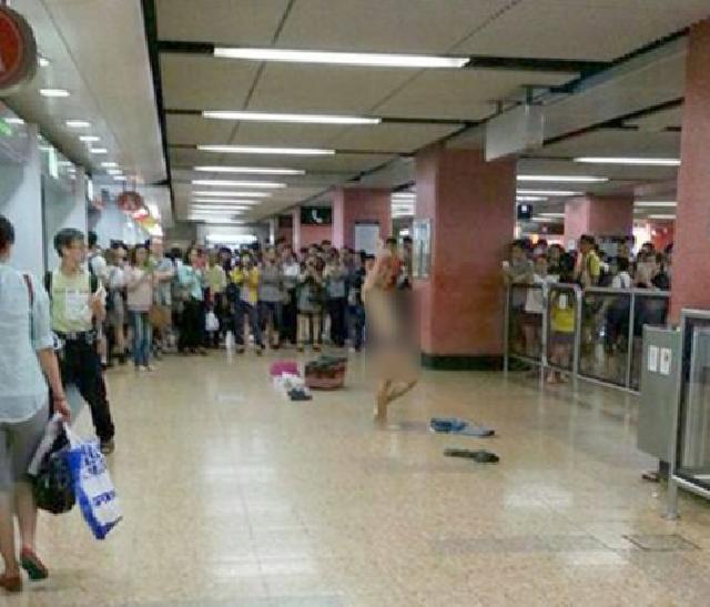 Astaghfirulloh..Perempuan Ini Telanjang Karena Bayar Nazar Jokowi Jadi Presiden?