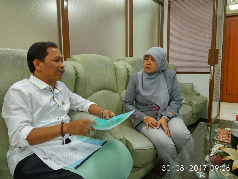 Drs.Azhar Sambangi Dipersip Pusat, Untuk Jajaki Mobil Pustaka Keliling