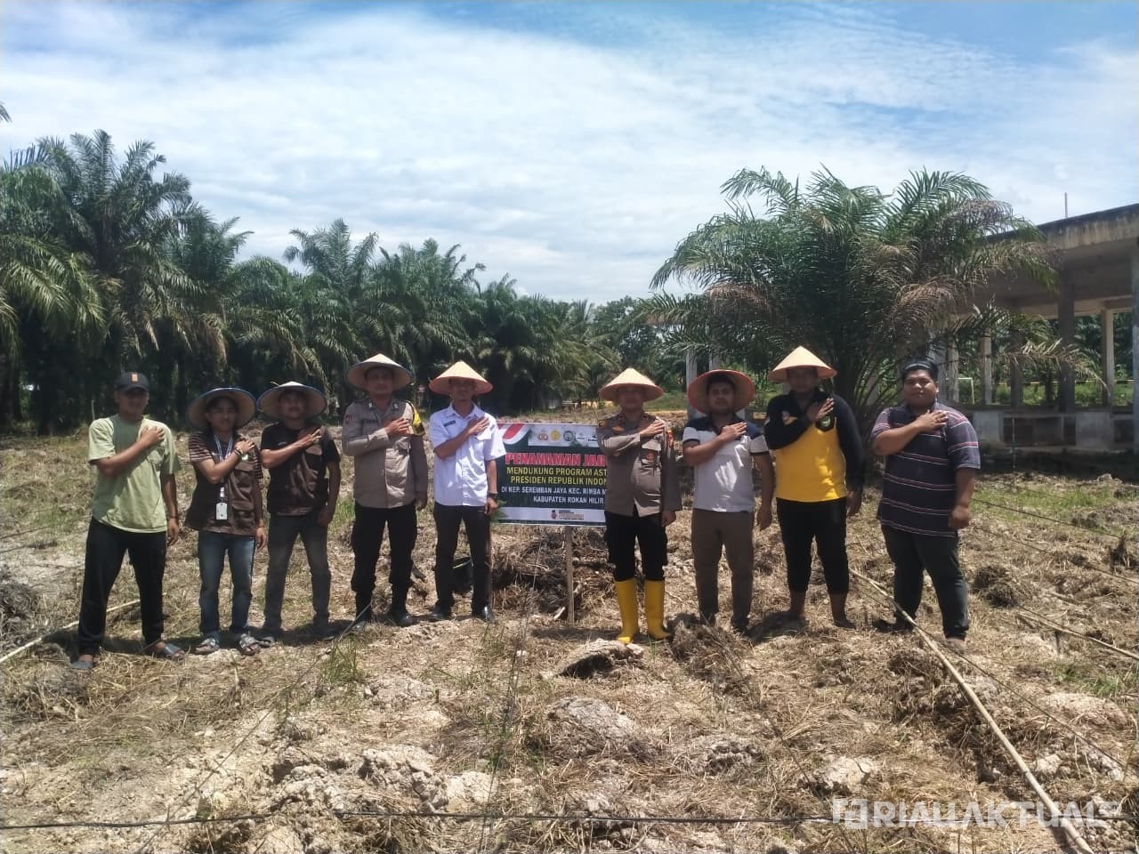 Wujudkan Swasembada, Kapolsek Rimba Melintang Pimpin Penanaman Jagung di Seremban Jaya Rohil