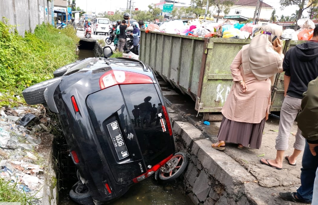 Banting Stir, Mobil Seruduk Motor Hingga Terjun ke Parit