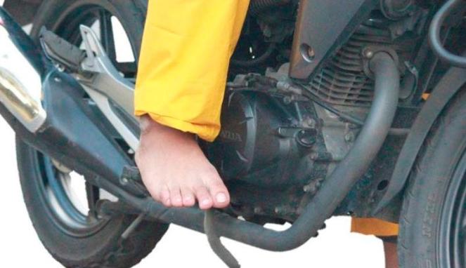Naik Motor Tanpa Alas Kaki Saat Hujan, Bahaya Mengintai