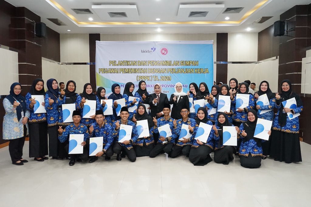 Mardalena Wati Yulia Lantik 20 PPPK Penyuluh KB di Riau