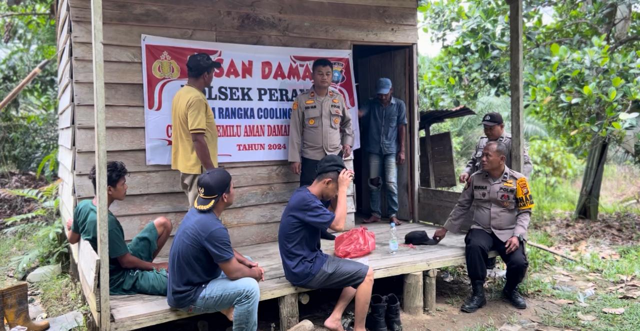 Sasar Pekerja Kebun, Polsek Peranap Patroli dan Sosialisasi Pemilu Damai