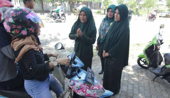 Wanita Berpakaian Ketat Ini Kena Razia