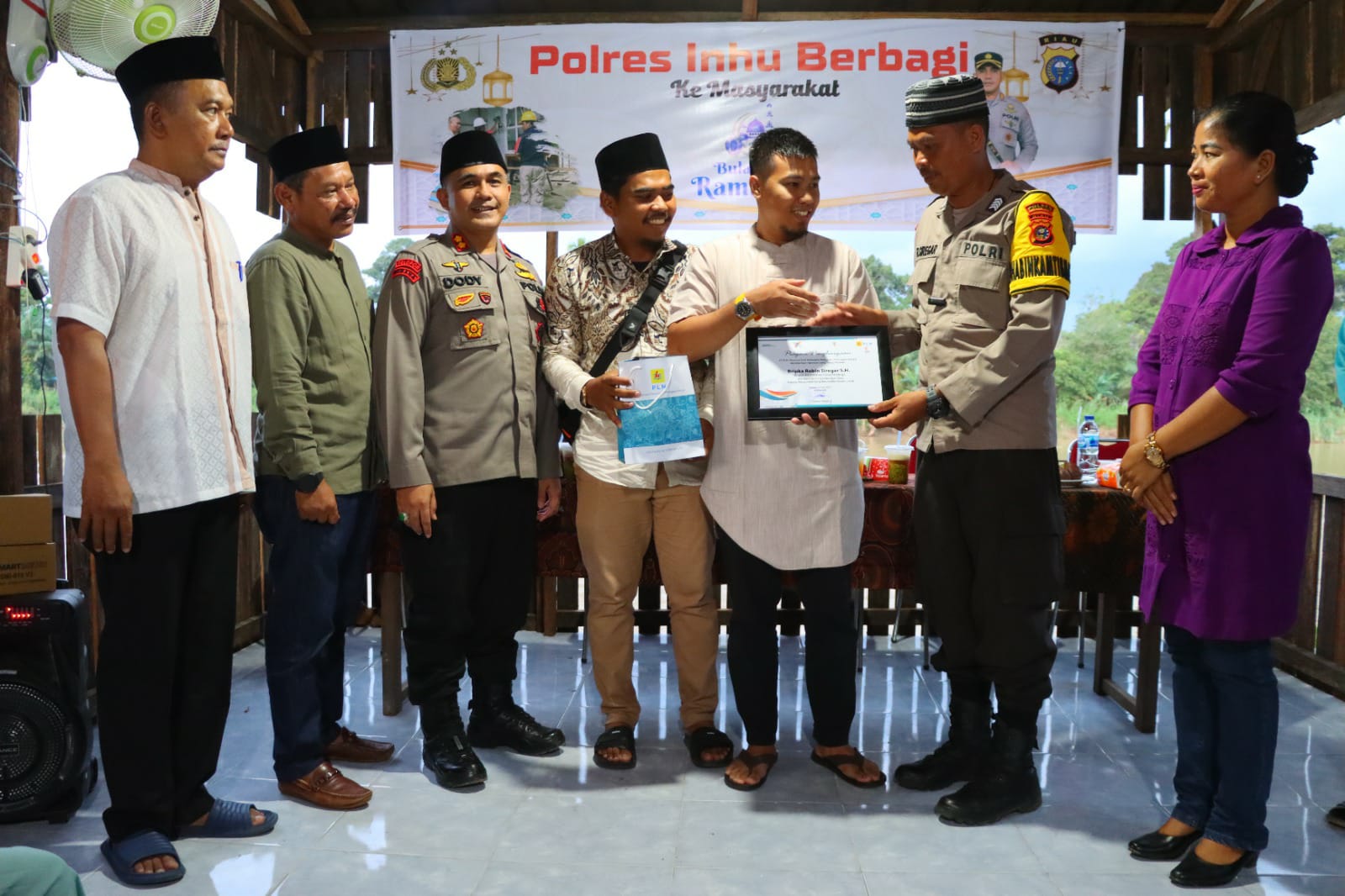 Cerita Bripka Robin Gratiskan Listrik Rumah Warga Kurang Mampu di Inhu