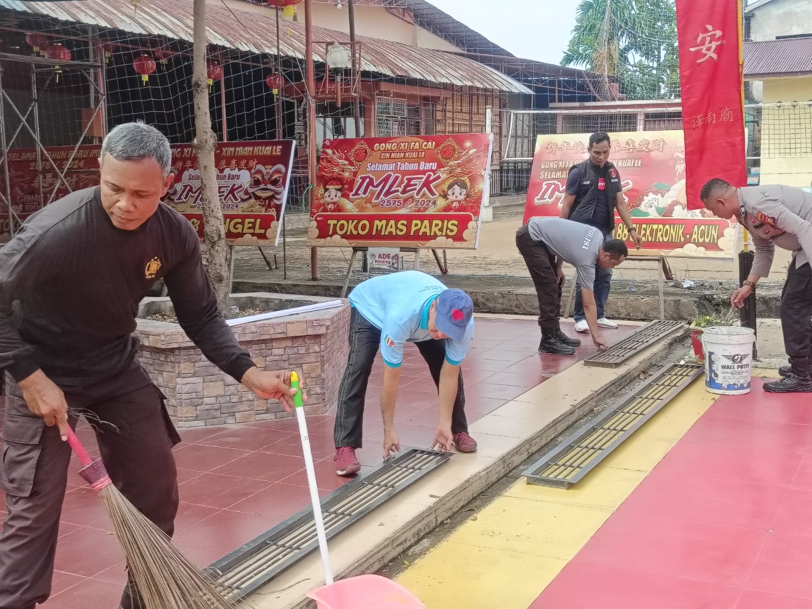Cooling System Pemilu 2024, Polsek Tembilahan Hulu Goro Bersihkan Vihara Budi Bakti