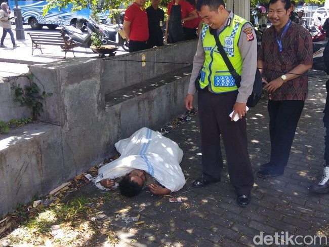 Tidur Berselimut Karung, Gelandangan Ini Bikin Kaget Polisi Dan Warga, Dikira Korban Pembunuhan